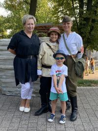 Ludzie podczas mszczonowskich obchodów 80. rocznicy wybuchu Powstania Warszawskiego